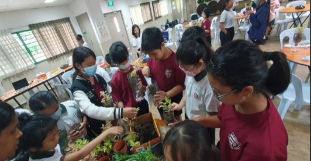 Getting their hands dirty for a greener future !